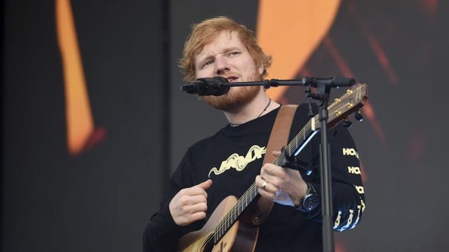Der britische Sänger Ed Sheeran bei einem Konzert 2019 in Helsinki. Der britische Sänger Ed Sheeran bei einem Konzert 2019 in Helsinki.