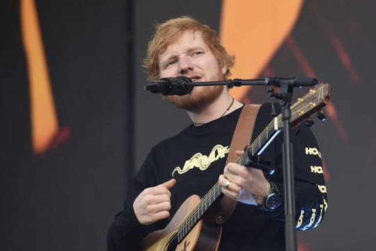 Der britische Sänger Ed Sheeran bei einem Konzert 2019 in Helsinki.