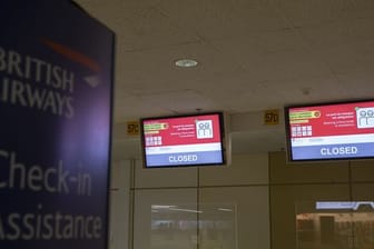 Ein geschlossener British-Airways-Schalter am Flughafen von Genf (Schweiz).