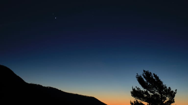 Große Konjunktion: Die Planeten Saturn und Jupiter (links oben) rücken am 21. Dezember näher zusammen. Die Aufnahme entstand im Shenandoah-Nationalpark in Luray, im US-Bundesstaat Virginia, am 13. Dezember.