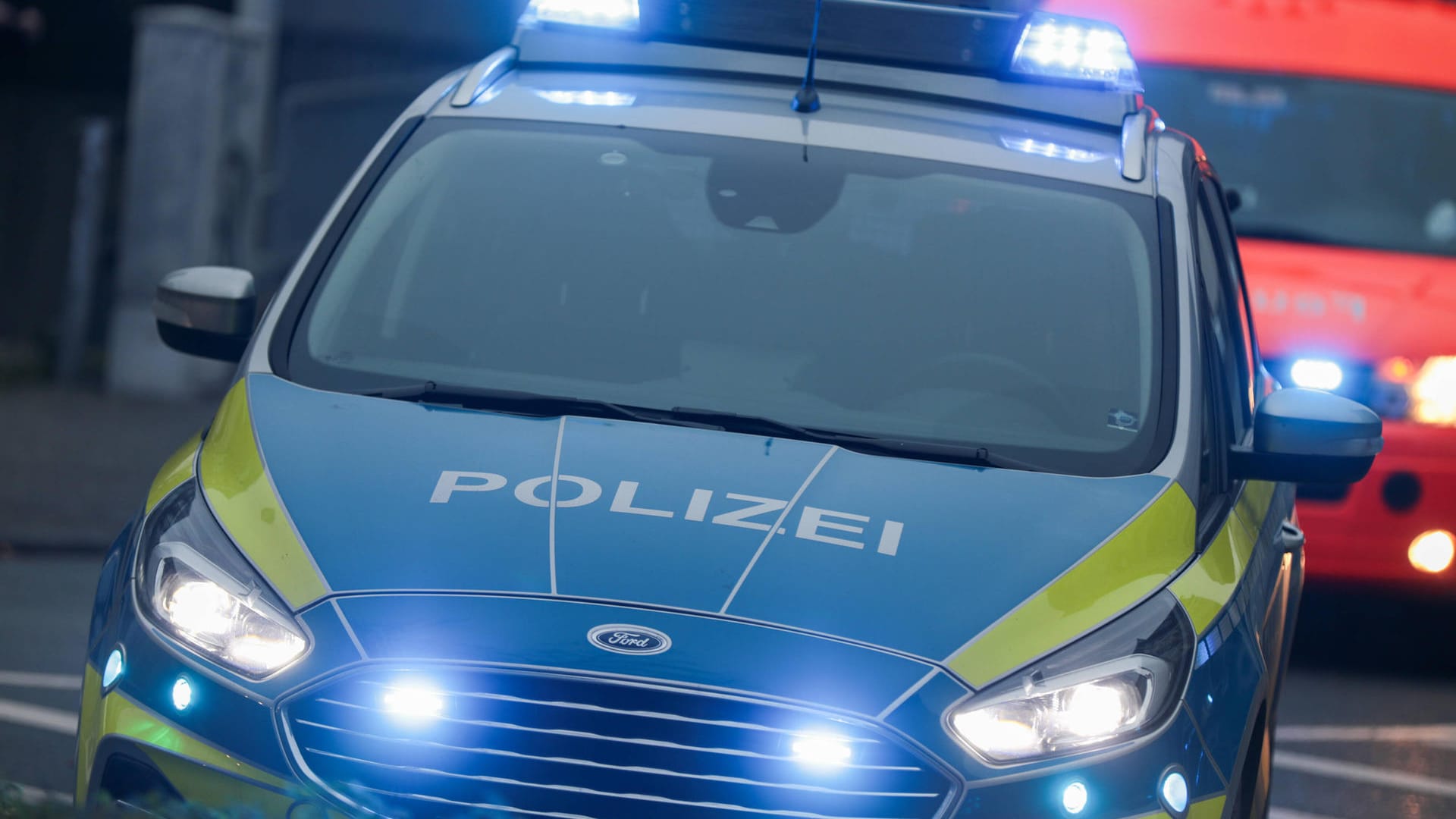 Streifenwagen der Polizei: Gegen das Paar wird nun wegen Körperverletzung ermittelt (Symbolbild).