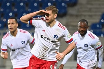 HSV-Stürmer Simon Terodde (M) bejubelt seinen Treffer zum 2:1-Sieg.