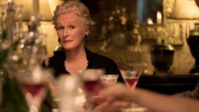 Edith (Glenn Close) bei einem großen Familien-Dinner, das nicht störungsfrei verläuft.