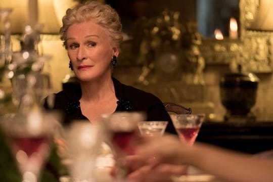 Edith (Glenn Close) bei einem großen Familien-Dinner, das nicht störungsfrei verläuft.