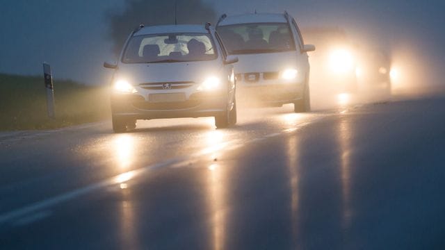 Nebelscheinwerfer: Einschalten darf man die Scheinwerfer nicht nur bei Nebel, sondern auch bei erheblicher Sichtbehinderung – allerdings nur zusammen mit dem Stand- oder dem Abblendlicht.