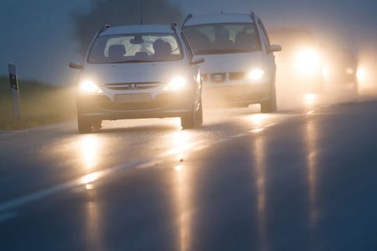 Nebelscheinwerfer: Einschalten darf man die Scheinwerfer nicht nur bei Nebel, sondern auch bei erheblicher Sichtbehinderung – allerdings nur zusammen mit dem Stand- oder dem Abblendlicht.