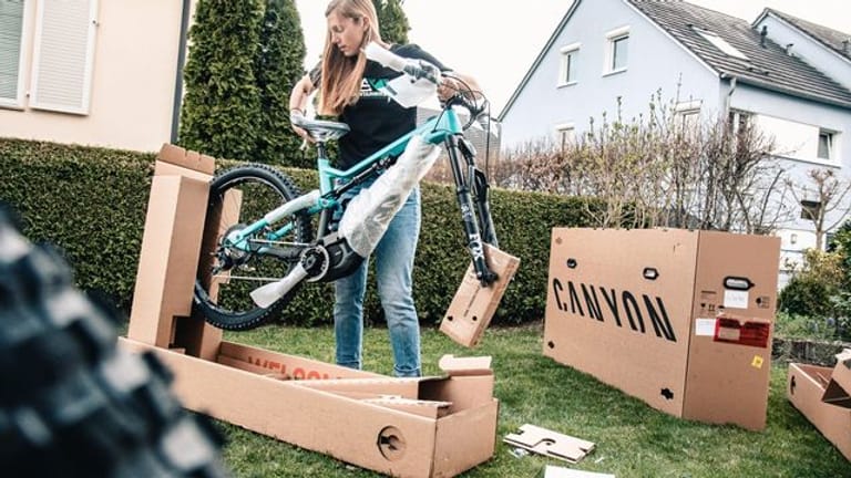 Fahrradkauf per Internet: In großen, stabilen Boxen kommen die Räder der Versender meist vormontiert zu den Kunden.
