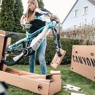 Fahrradkauf per Internet: In großen, stabilen Boxen kommen die Räder der Versender meist vormontiert zu den Kunden.