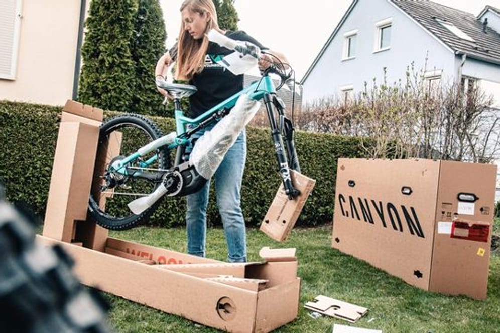 Fahrradkauf per Internet: In großen, stabilen Boxen kommen die Räder der Versender meist vormontiert zu den Kunden.