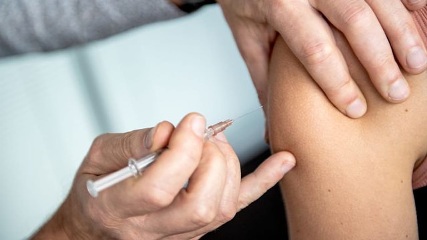 Corona-Impfung: Bei den Menschen, die mitunter ohnmächtig werden, steigen Blutdruck und Pulsfrequenz kurz vor dem Setzen der Nadel heftig an.