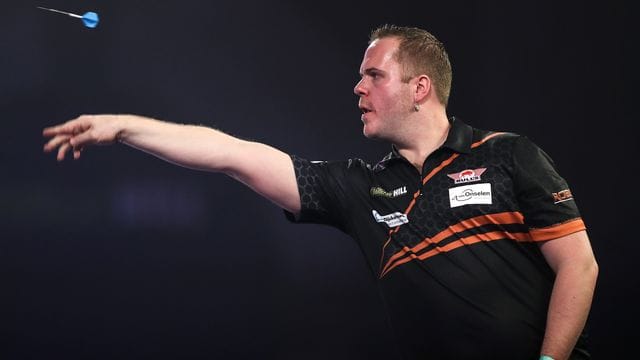 Der niederländische Shootingstar Dirk van Duijvenbode trifft in der zweiten Runde auf den englischen Ex-Weltmeister Rob Cross. Der niederländische Shootingstar Dirk van Duijvenbode trifft in der zweiten Runde auf den englischen Ex-Weltmeister Rob Cross.