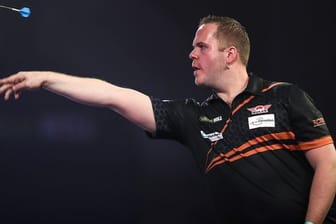 Der niederländische Shootingstar Dirk van Duijvenbode trifft in der zweiten Runde auf den englischen Ex-Weltmeister Rob Cross.