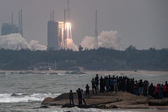 Die chinesische Weltraumrakete vom Typ "Langer Marsch 8" startet vom Raumfahrtzentrum Wenchang.