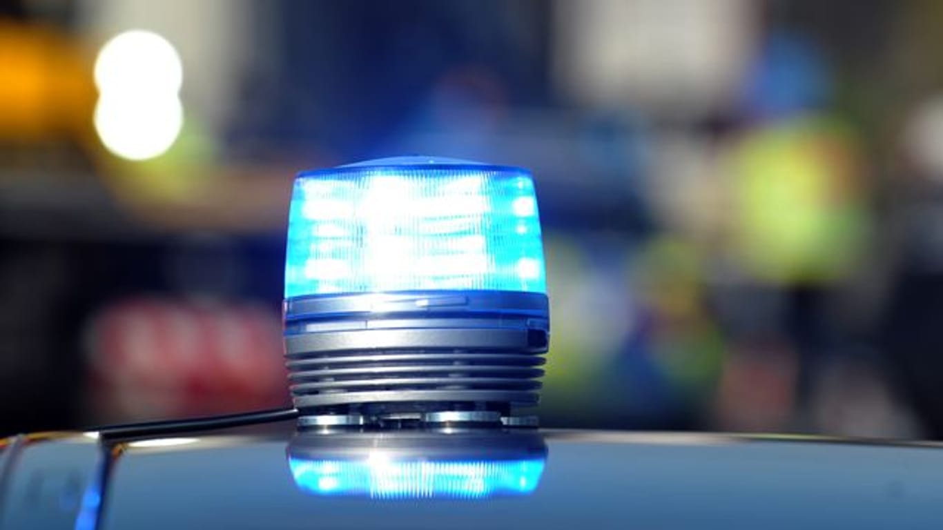 Das Blaulicht eines Streifenwagens der Polizei leuchtet (Symbolbild): Zwei Raser sollen sich in Hamburg ein Rennen geliefert haben.