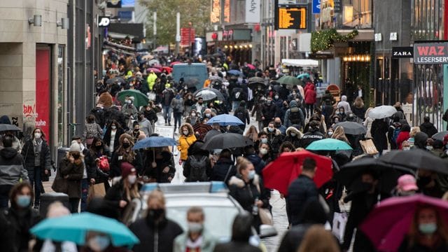 Eine dicht gedrängte Menschenmenge auf der Einkaufsstraße Westenhellweg in Dortmund. Eine dicht gedrängte Menschenmenge auf der Einkaufsstraße Westenhellweg in Dortmund.