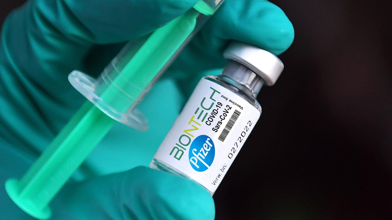 Eine Hand hält den Biontech-Impfstoff gegen das Coronavirus (Symbolbild): Die ersten Impfdosen soll Berlin am 26. Dezember bekommen.