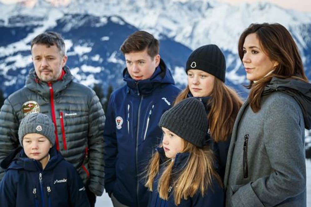 Prinz Vincent, Prinzessin Josephine, Kronprinz Frederik, Prinz Christian, Prinzessin Isabella und Kronprinzessin Mary im Ferienort Verbier: Die sechs feiern dieses Jahr unter sich im Schloss in Kopenhagen.