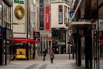 Kölner Innenstadt im Dezember (Symbolbild): Die zweite Infektionswelle drückt auf die Konsumlaune der Deutschen.