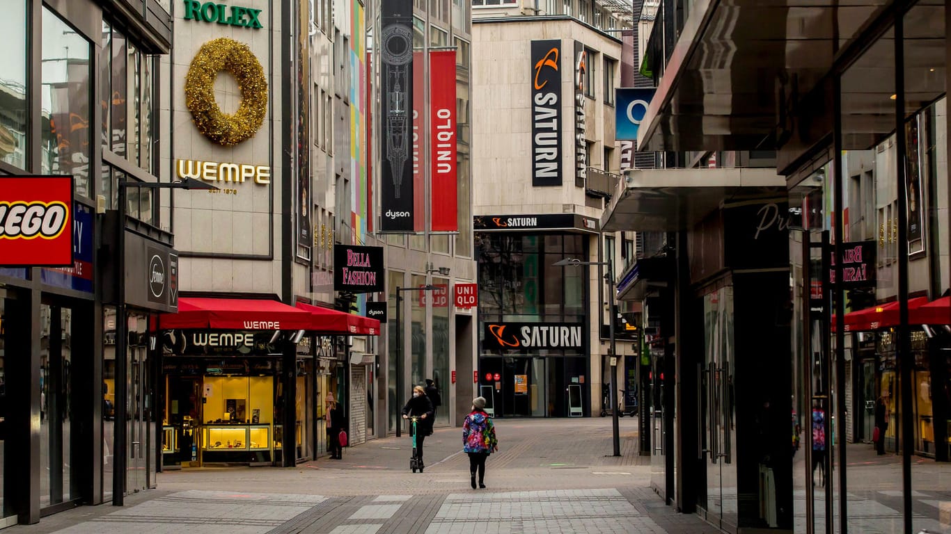 Kölner Innenstadt im Dezember (Symbolbild): Die zweite Infektionswelle drückt auf die Konsumlaune der Deutschen.