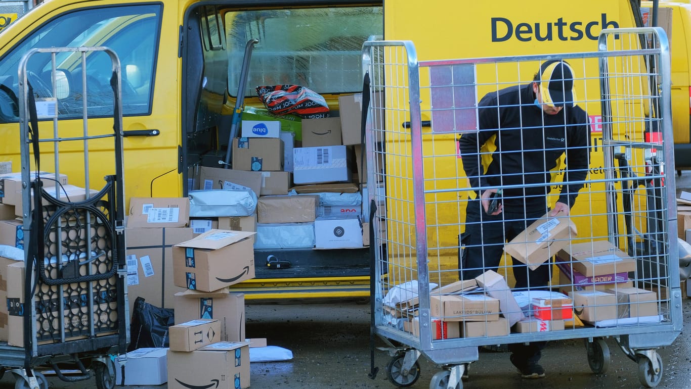 DHL-Paketzusteller (Symbolbild): Weil viele Geschäfte zu sind, kaufen die Deutschen ihre Weihnachtsgeschenke im Internet.