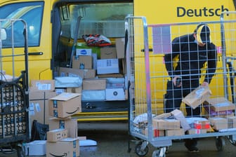 DHL-Paketzusteller (Symbolbild): Weil viele Geschäfte zu sind, kaufen die Deutschen ihre Weihnachtsgeschenke im Internet.
