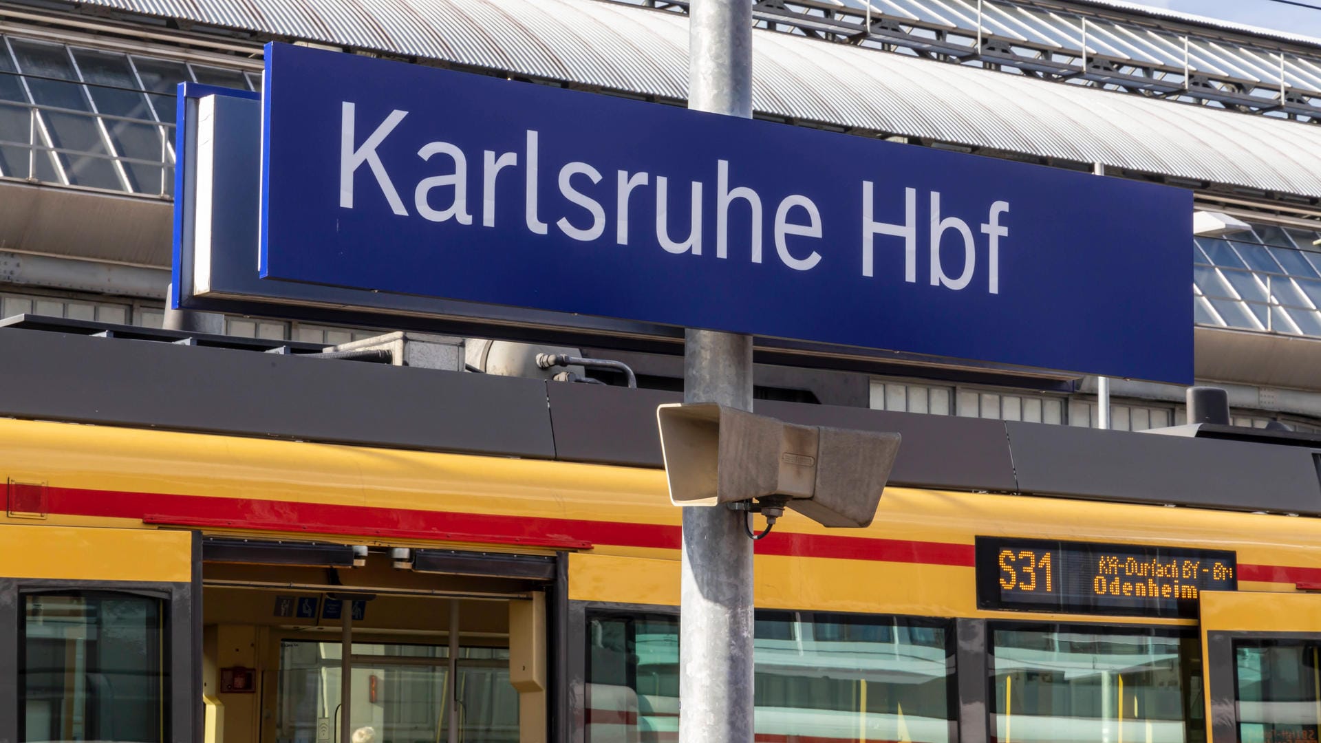 Schild am Hauptbahnhof Karlsruhe: Ein Reisender hat nah Bundespolizisten getreten.