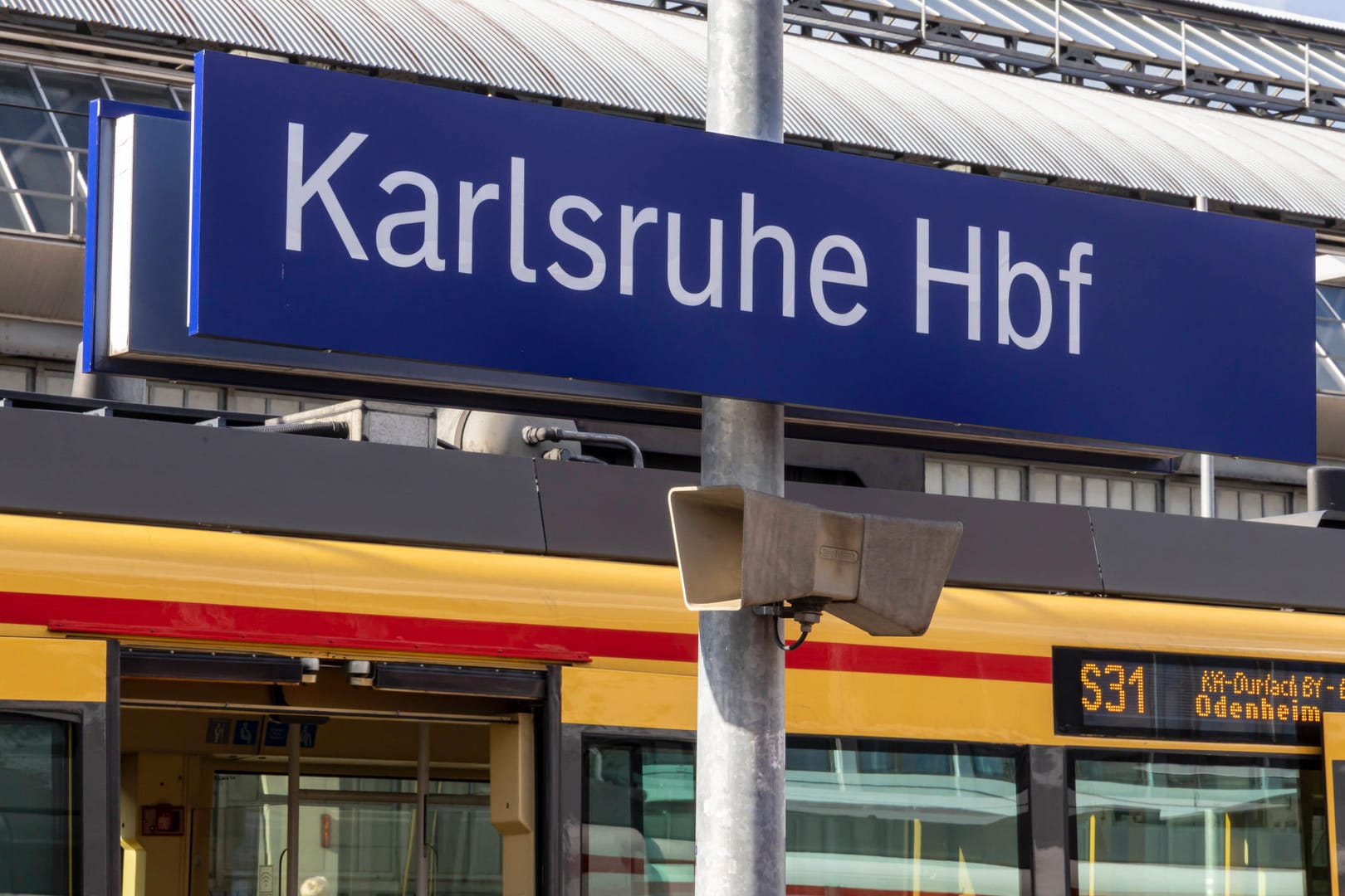 Schild am Hauptbahnhof Karlsruhe: Ein Reisender hat nah Bundespolizisten getreten.