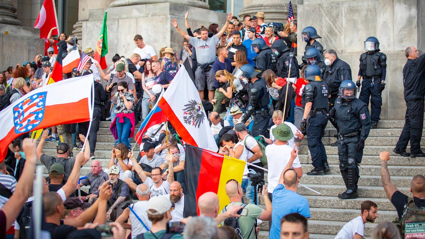 Querdenker-Demonstranten vor dem Bundestag in Berlin: Zu den Delikten zählen vor allem Angriffe gegen öffentliche Einrichtungen und Polizisten.
