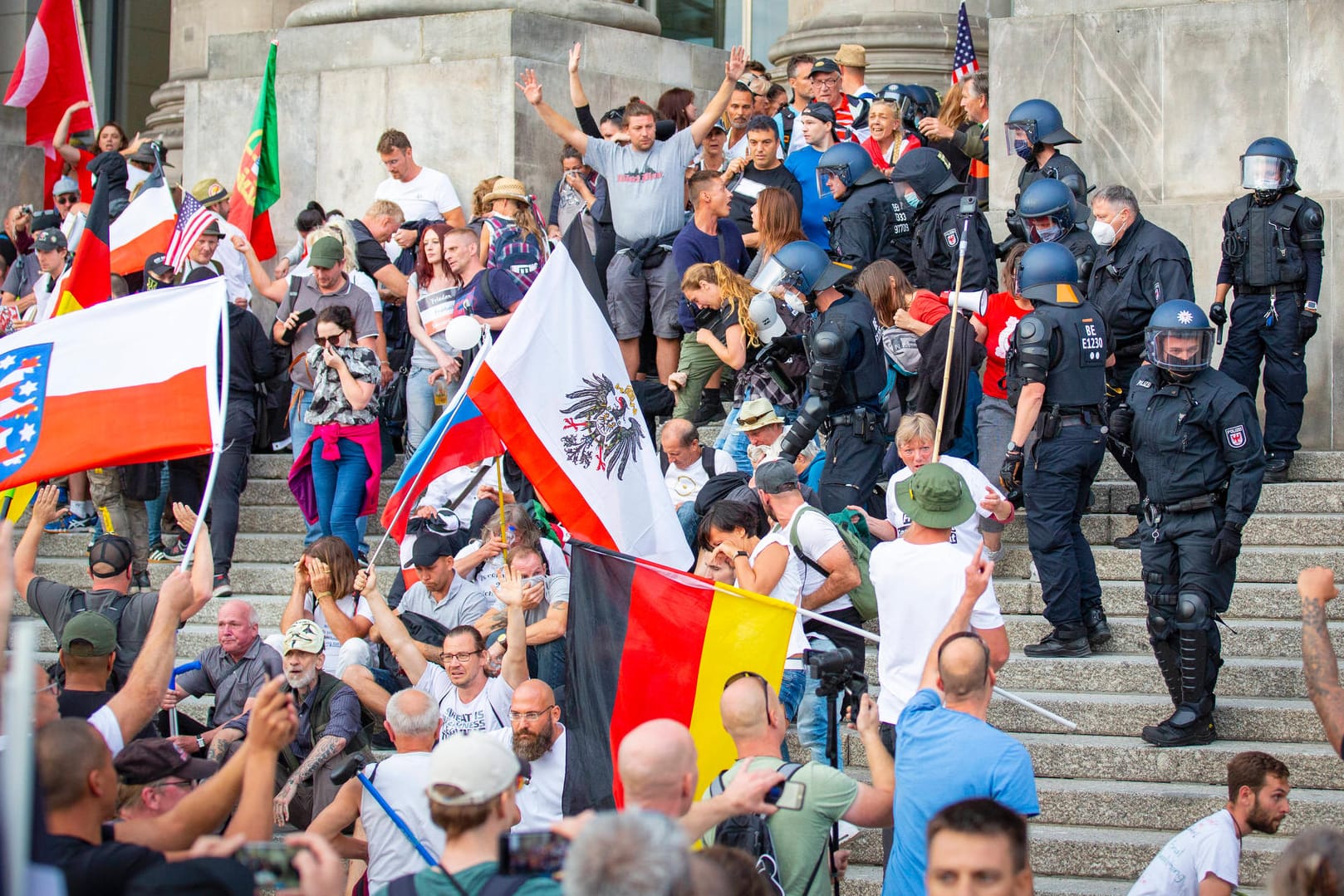 Querdenker-Demonstranten vor dem Bundestag in Berlin: Zu den Delikten zählen vor allem Angriffe gegen öffentliche Einrichtungen und Polizisten.