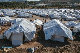 Ein provisorisches Zeltlager auf der griechischen Insel Lesbos: Es sei nicht das erste Mal, dass Medien die Realität verzerrten erklärte das Ministerium.