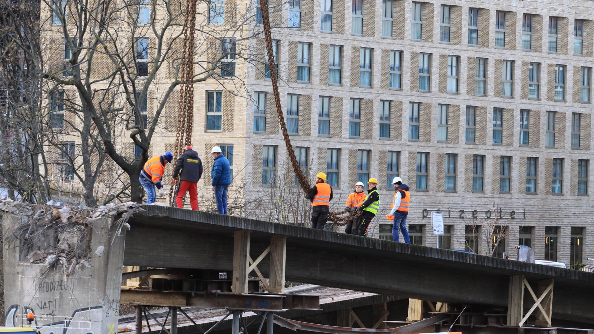 Bauarbeiter auf der ehemaligen Fußgängerbrücke am Schmidtstedter Knoten: Gleich zwei wichtige Bauarbeiten wurden im Erfurter Stadtgebiet abgeschlossen.