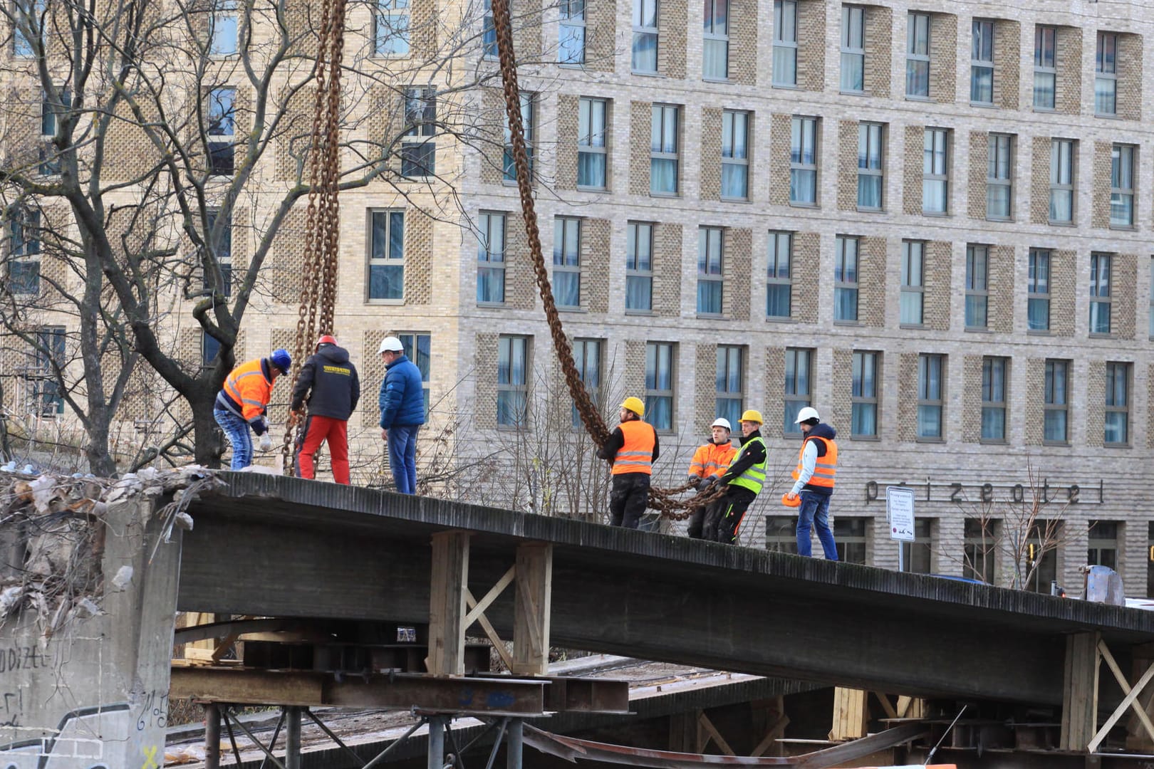 Bauarbeiter auf der ehemaligen Fußgängerbrücke am Schmidtstedter Knoten: Gleich zwei wichtige Bauarbeiten wurden im Erfurter Stadtgebiet abgeschlossen.