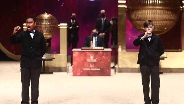 Alex und Unai tragen die Glückszahl singend vor.