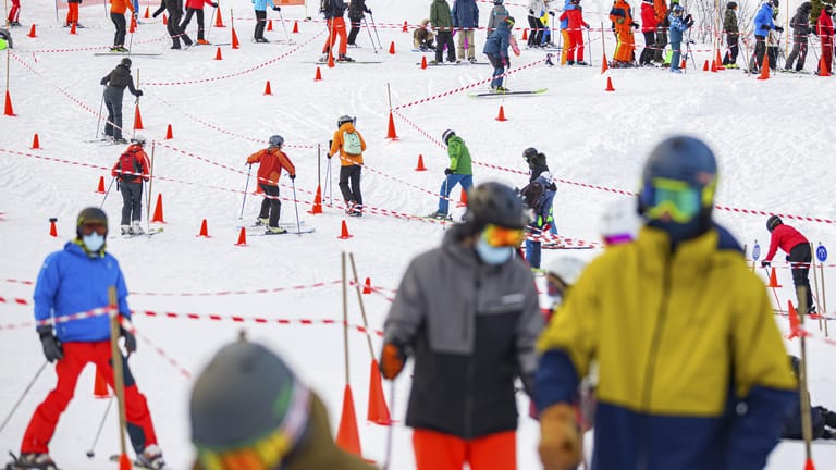 Wintersportler im Skigebiet von Villars-sur-Ollon: Die Schweizer Behörden haben von den Fluggesellschaften sämtliche Passagierlisten angefordert.