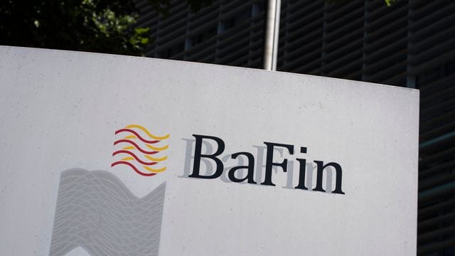 Zur vollen Umsetzung der strengeren Kreditkartenregeln gibt die Bafin den Online-Händlern nun bis zum 15. Zur vollen Umsetzung der strengeren Kreditkartenregeln gibt die Bafin den Online-Händlern nun bis zum 15.