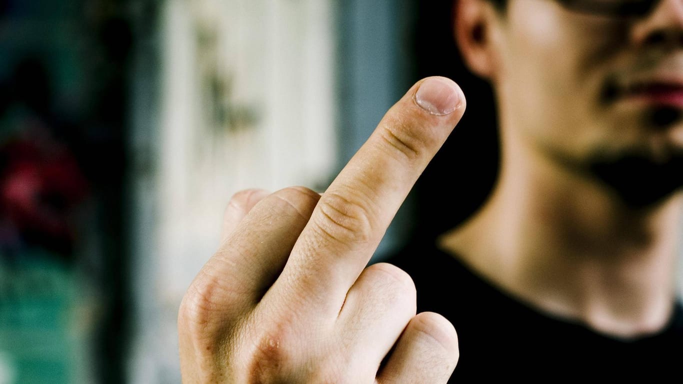 Ein Mann zeigt den Mittelfinger in die Kamera (Symbolbild): Wegen Beleidigung muss sich ein 16-Jähriger in Wolfsburg verantworten.