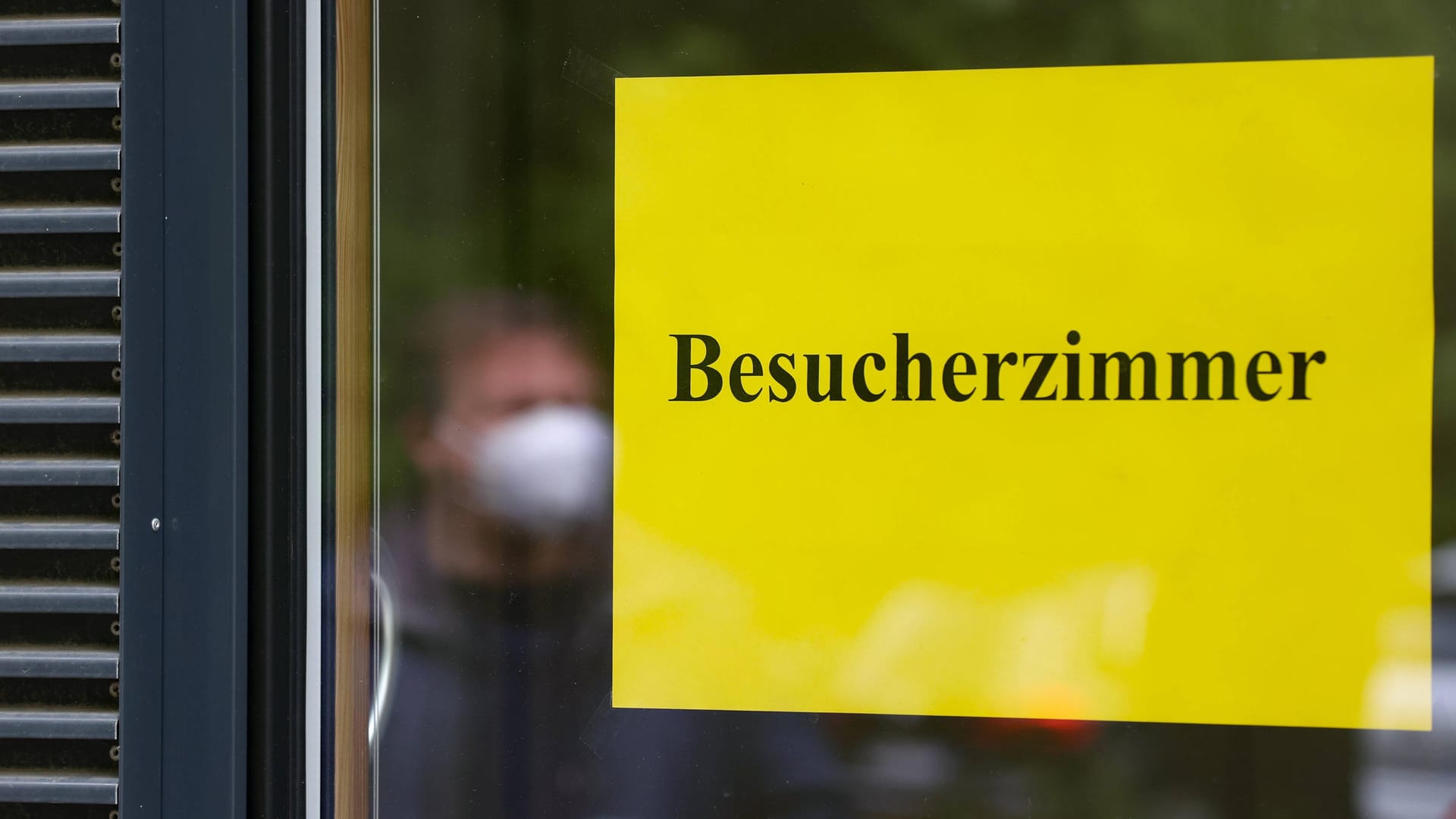 Ein Schild hängt an einer Pflegeeinrichtung (Symbolbild): Stuttgart möchte das Infektionsrisiko in Alten- und Pflegeheimen an Weihnachten gering halten.