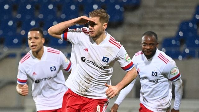 Eine Art Hamburger Lebensversicherung HSV-Torjäger Simon Terodde trifft und trifft. Eine Art Hamburger Lebensversicherung HSV-Torjäger Simon Terodde trifft und trifft.