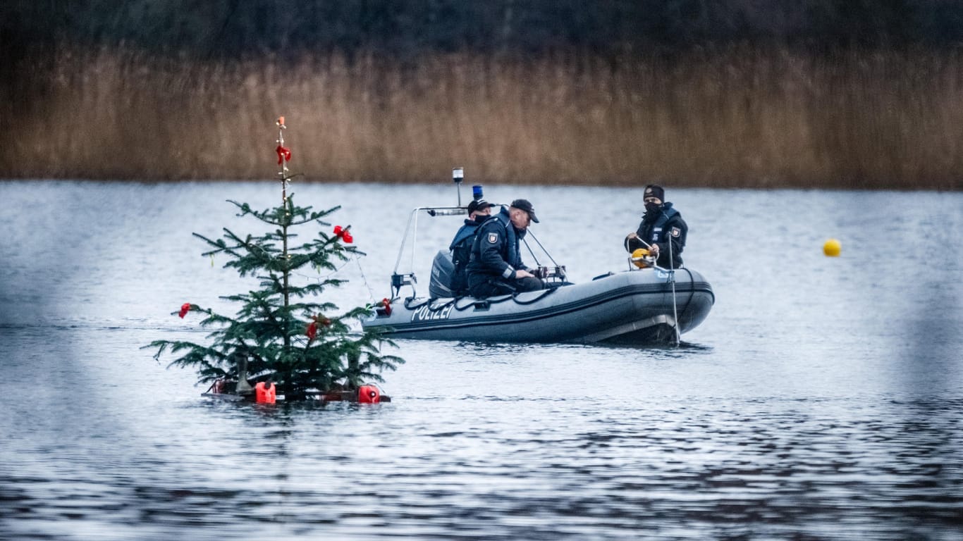 Einsatzkräfte der Polizei auf dem Bosseer Schoor: Beim Befestigen des Weihnachtsbaums kenterte das Kanu der zwei Männer.