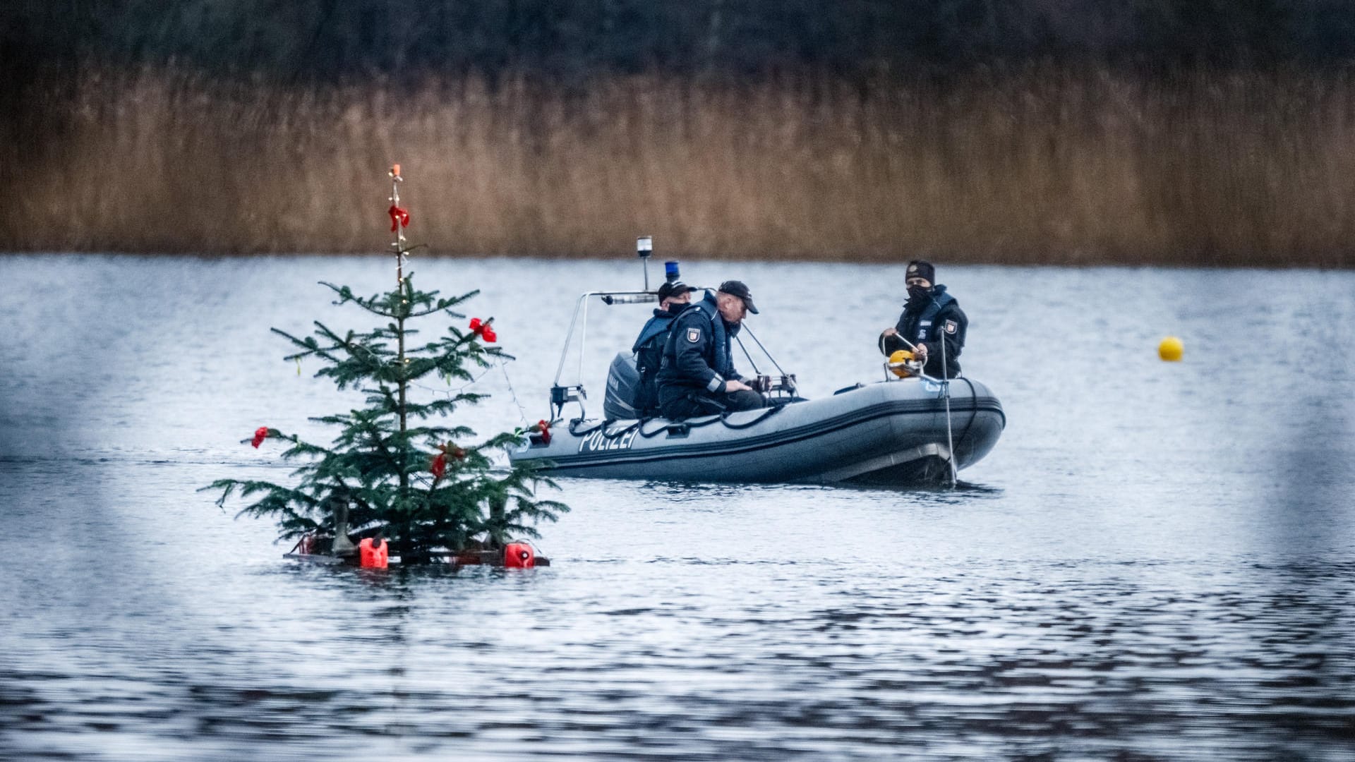 Einsatzkräfte der Polizei auf dem Bosseer Schoor: Beim Befestigen des Weihnachtsbaums kenterte das Kanu der zwei Männer. Einsatzkräfte der Polizei auf dem Bosseer Schoor: Beim Befestigen des Weihnachtsbaums kenterte das Kanu der zwei Männer.