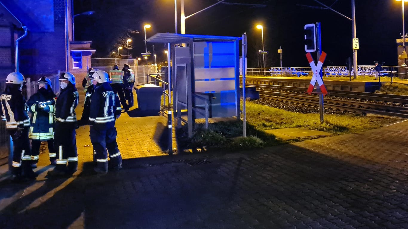 Feuerwehrleute stehen am Bahnhof Götz in Groß Kreutz: Die beiden Freunde des getöteten 16-Jahrigen werden seelsorgerisch betreut.