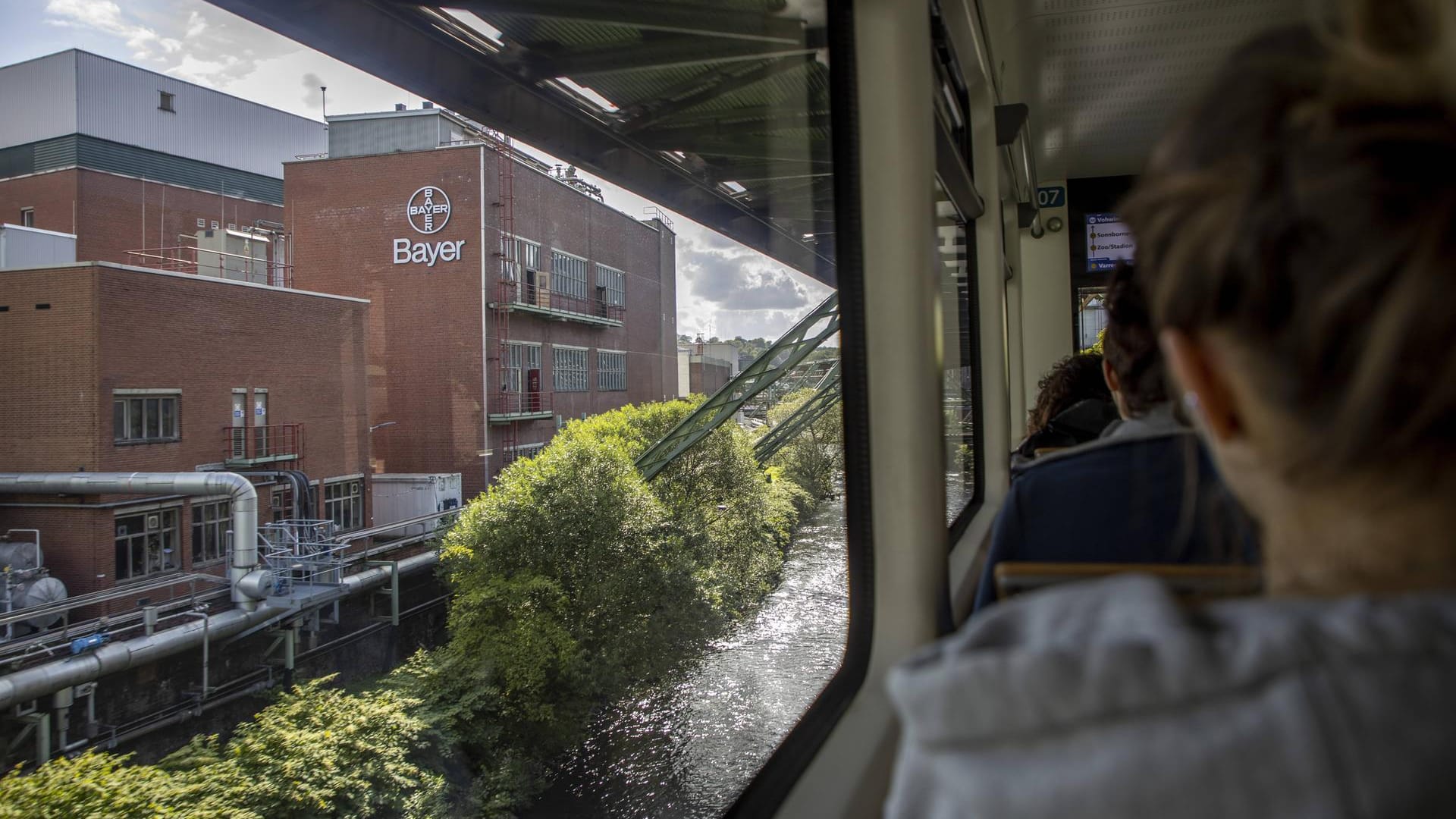 Eine Schwebebahn fährt an einem Bayer-Standort in Wuppertal vorbei: Der Konzern verkauft eine seiner Anlage an ein chinesisches Unternehmen.