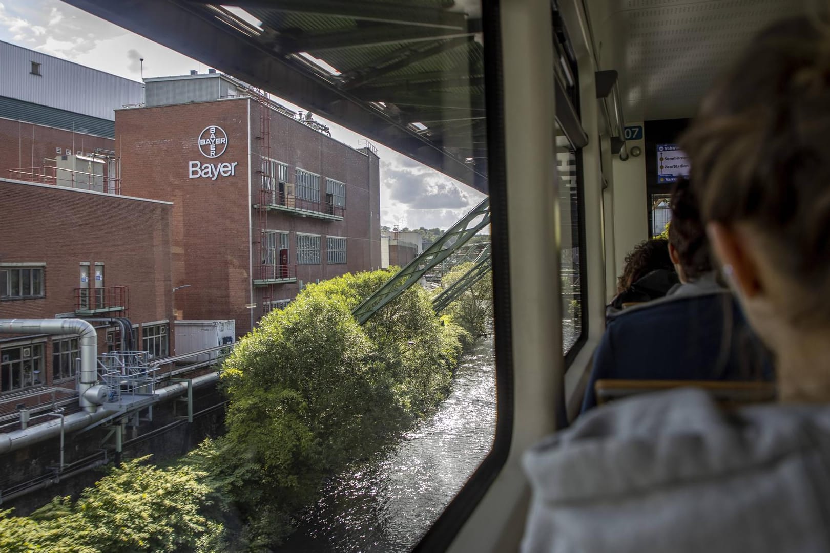 Eine Schwebebahn fährt an einem Bayer-Standort in Wuppertal vorbei: Der Konzern verkauft eine seiner Anlage an ein chinesisches Unternehmen.