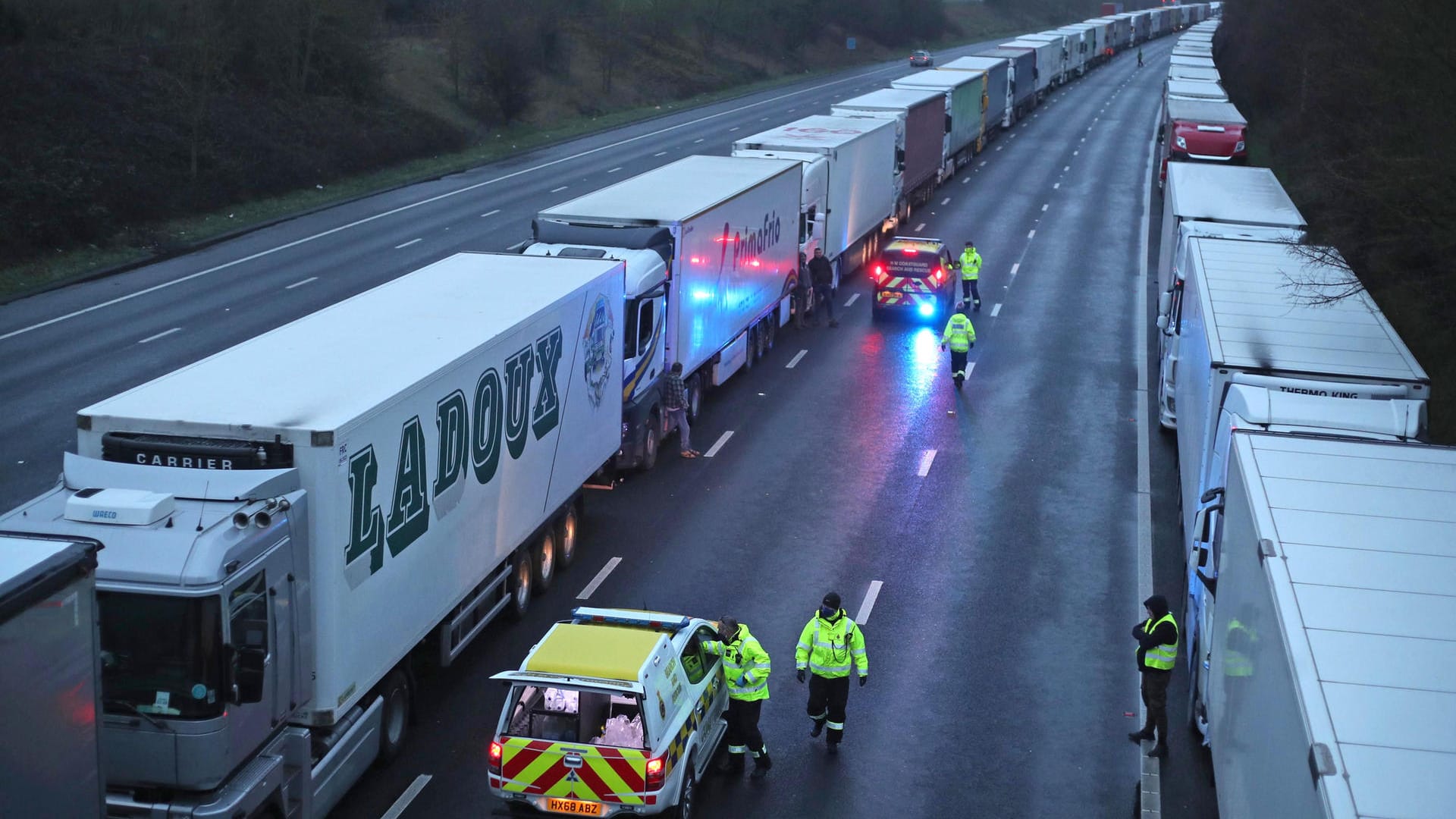 Dover: Beamte der Küstenwache verteilen Wasserflaschen an LKW-Fahrer, die auf der M20 stehen, nachdem der Hafen von Dover geschlossen wurde.