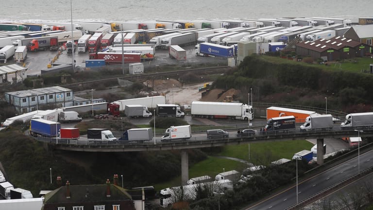 Dover: Lastwagen stauen sich auf einer Abfahrt zum Hafen von Dover. Nachdem der Hafen geschlossen wurde, stehen Lastwagen auf der Abfahrt in Warteschlangen.
