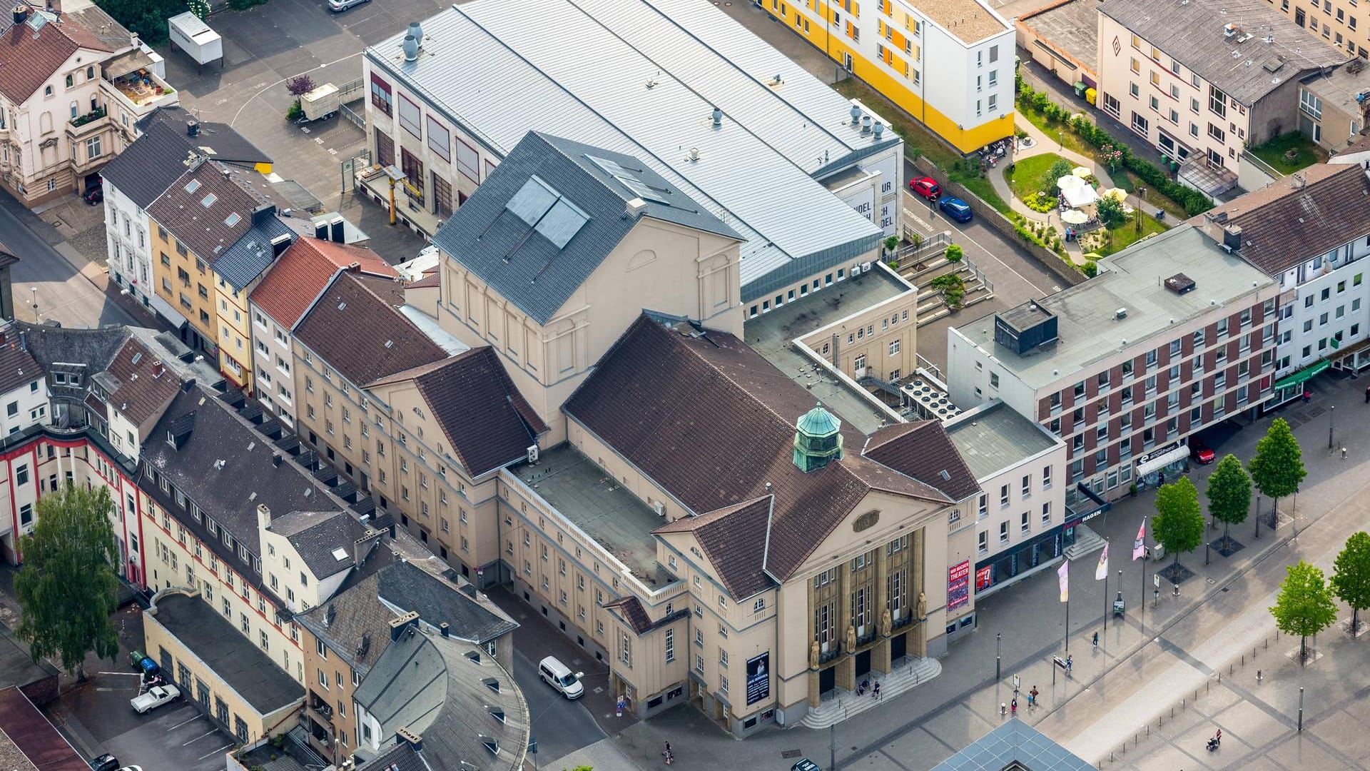 Das Stadttheater Hagen aus der Luft (Archivbild): Der Spielbetrieb geht frühestens Ende Januar wieder los.