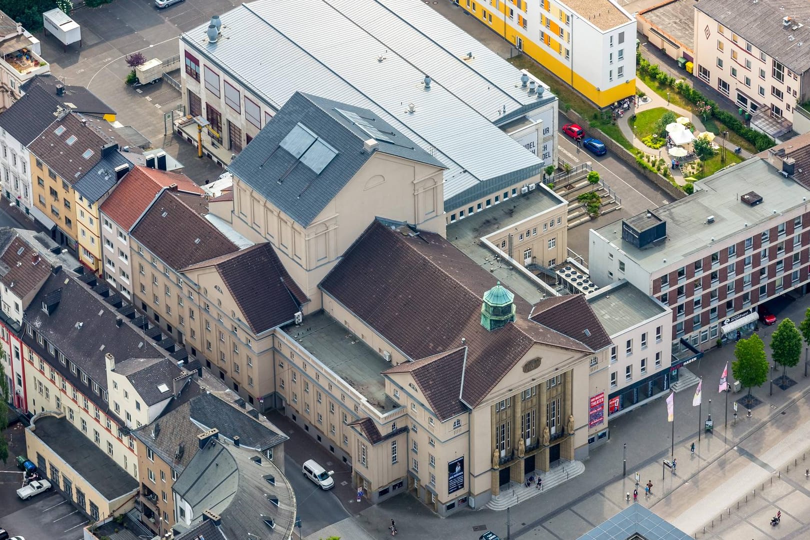 Das Stadttheater Hagen aus der Luft (Archivbild): Der Spielbetrieb geht frühestens Ende Januar wieder los.