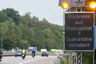 Auf der Autobahn A7 werden Reisende aus Risikogebieten mit einer Leuchttafel "Rückreise aus Risikogebiet? Quarantäne einhalten!" auf die notwendigen Quarantänemaßnahmen hingewiesen.