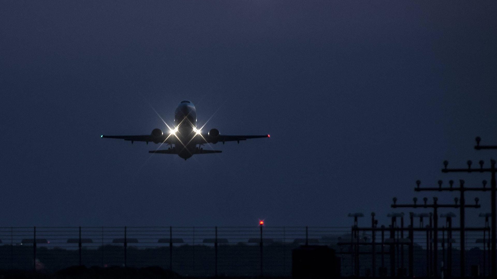 Ein Flugzeug startet: Anwohner des Flughafen BER klagen vor dem Europäischen Gerichtshof für Menschenrechte.