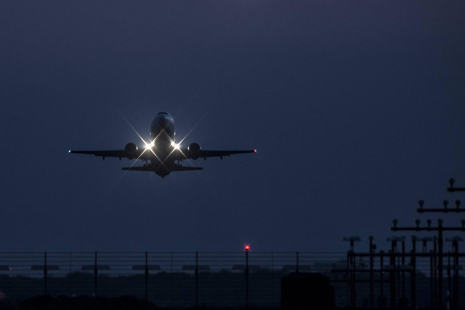 Ein Flugzeug startet: Anwohner des Flughafen BER klagen vor dem Europäischen Gerichtshof für Menschenrechte.